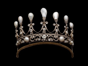 7つの梨型真珠をつけたダイアモンドのティアラ　1830年頃　ドイツ　カタール美術館庁蔵