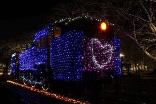 『イルミネーションで冬の夜に輝く蒸気機関車』　たつの市