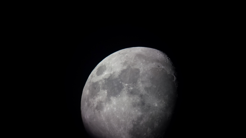 スマートフォンで撮影した月の写真