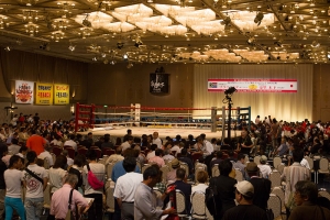 日本初のホテルでの開催。IBF世界スーパーフライ級王座決定戦 [画像]