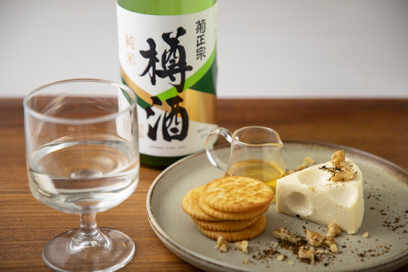 日本酒に合うプレミアムベビーチーズゴルゴンゾーラ入りのレアチーズ　セット500円（税別）