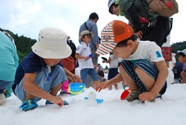 夏の風物詩『真夏の雪まつり』　神戸市灘区 [画像]