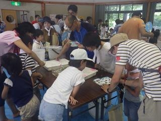 『水源で親子水生生物観察会』　三田市 [画像]