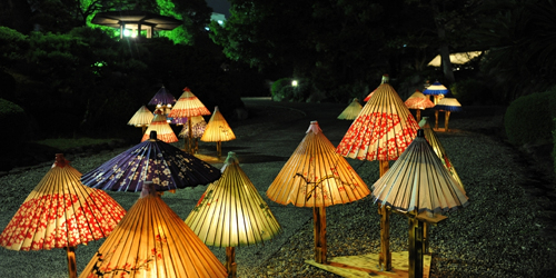 純日本庭園でろうそくの灯りや水辺の灯籠を楽しむ