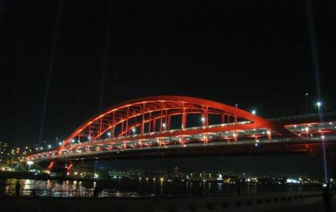 神戸大橋の特別演出照明を実施　神戸市中央区 [画像]