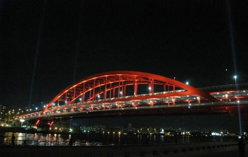 神戸大橋の特別演出照明を実施　神戸市中央区