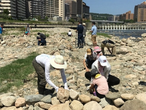 『親子で積もう！「生（せい）」の石積み』　宝塚市