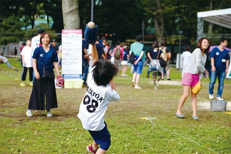 東遊園地でキャッチボール『TOKYO CATCH BALL CLUB in 神戸』 神戸市中央区 [画像]