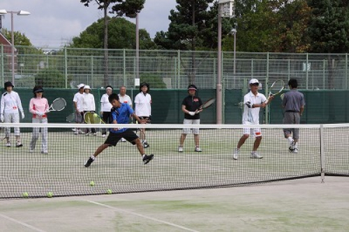 神戸総合運動公園で特別レッスン「テニスの日」記念イベント