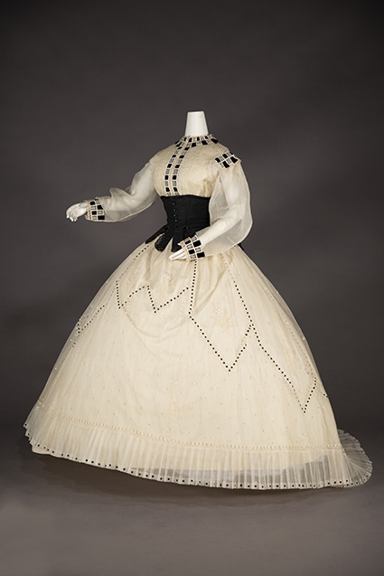 アフタヌーン・ドレス、1865-68年頃、イギリス、神戸ファッション美術館蔵