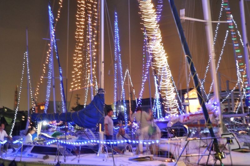 約30艇のヨットをLEDで飾る「水の灯り会場」