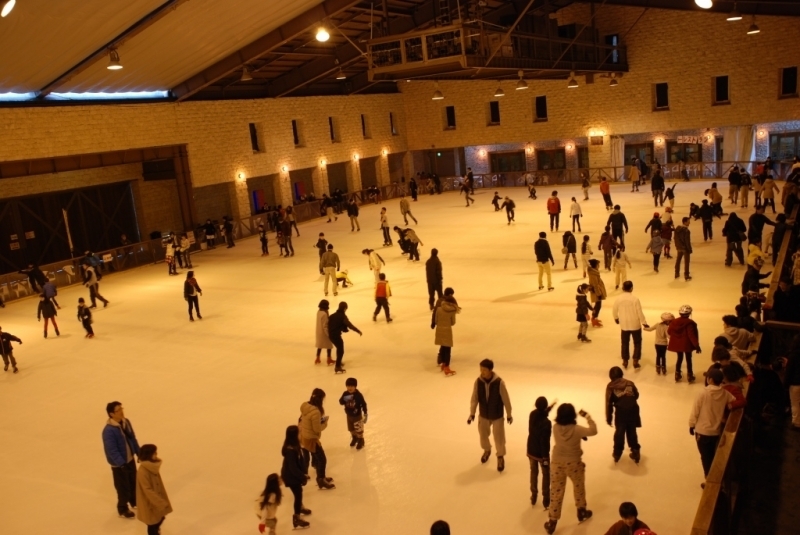 姫路セントラルパーク　ナイトプールのようなスケートリンク『ILLMIRIO（イルミリオ）』オープン　姫路市 [画像]