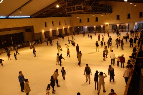姫路セントラルパーク　ナイトプールのようなスケートリンク『ILLMIRIO（イルミリオ）』オープン　姫路市