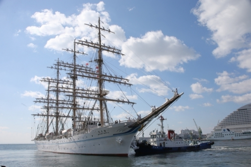 練習帆船「海王丸」が神戸港に寄港中　神戸市中央区