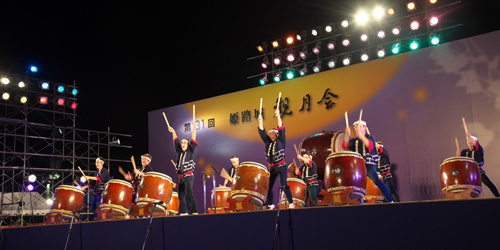 和太鼓や筝曲演奏などと共に月を愛でる「姫路城観月会」