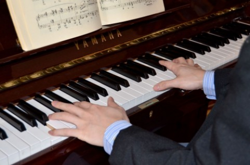 ピアノ演奏やバレエなどを鑑賞「多世代ふれあい交流サロン」　姫路市
