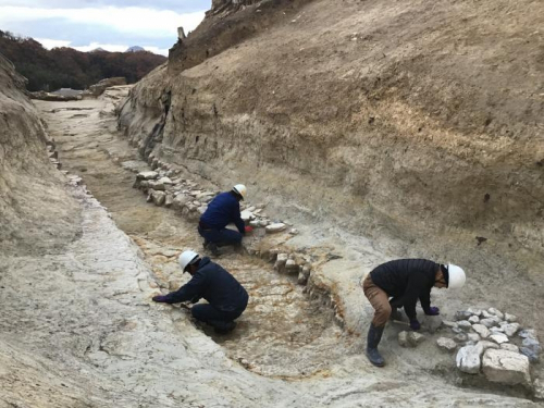 松原城跡の発掘調査現場を公開