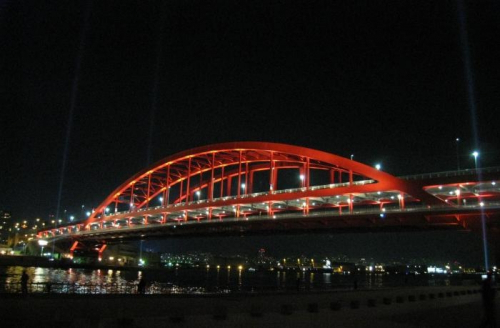 神戸大橋の特別演出照明を実施　神戸市中央区