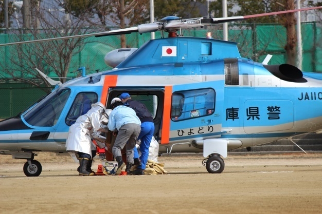 ヘリコプターを使用した救出訓練の様子