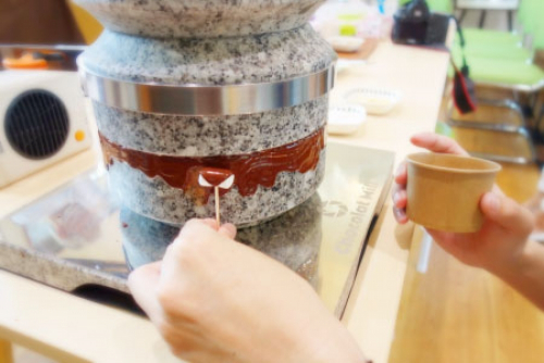 カカオもの『カカオ豆から作る石臼挽きチョコレート作り体験』神戸市中央区