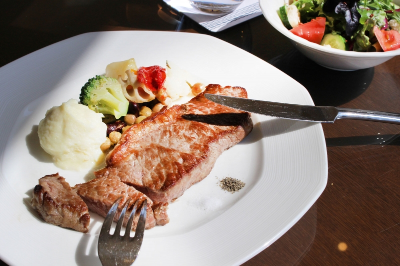 神戸メリケンパークオリエンタルホテル　テラスレストランで『ステーキ食べ放題』 [画像]