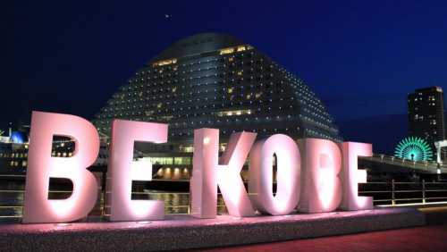 「BE KOBE」モニュメントが桜色に　神戸市中央区
