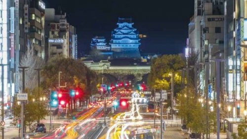 姫路城がブルーにライトアップ　姫路市