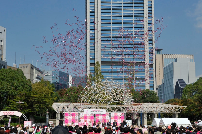 乳がんの早期治療の大切さを伝える「ピンクリボンスマイルウオーク2014神戸」　神戸市中央区 [画像]