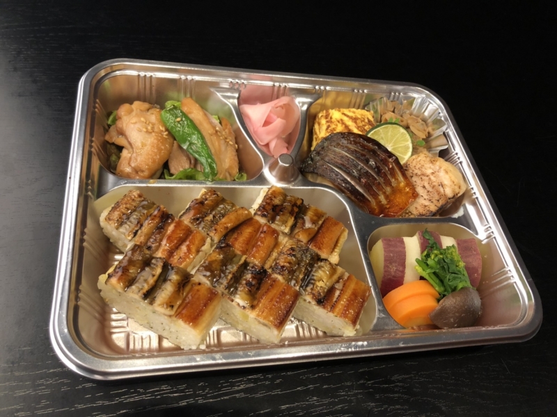 穴子箱寿司弁当　1,300円（税込）