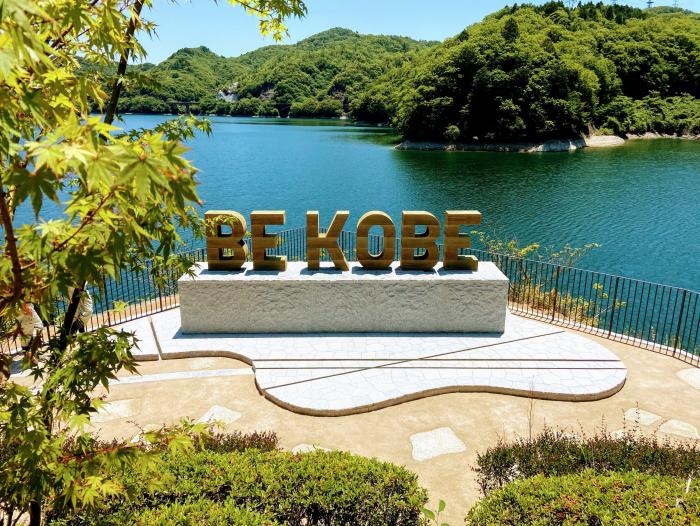 木製デザインの「BE KOBE」モニュメント完成　神戸市西区 [画像]