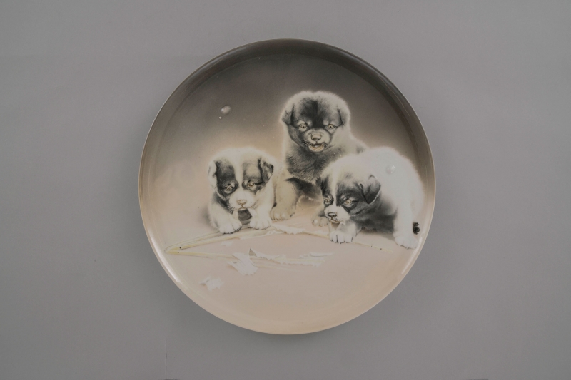 《釉下彩狆遊扇図皿》 明治35～39年（1902～1906）　個人蔵