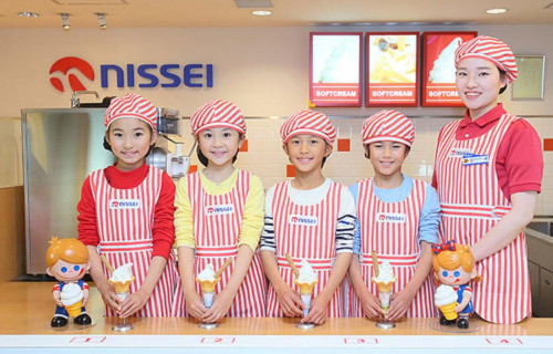 キッザニア甲子園　ソフトクリームを楽しむ『Exciting Week with NISSEI』