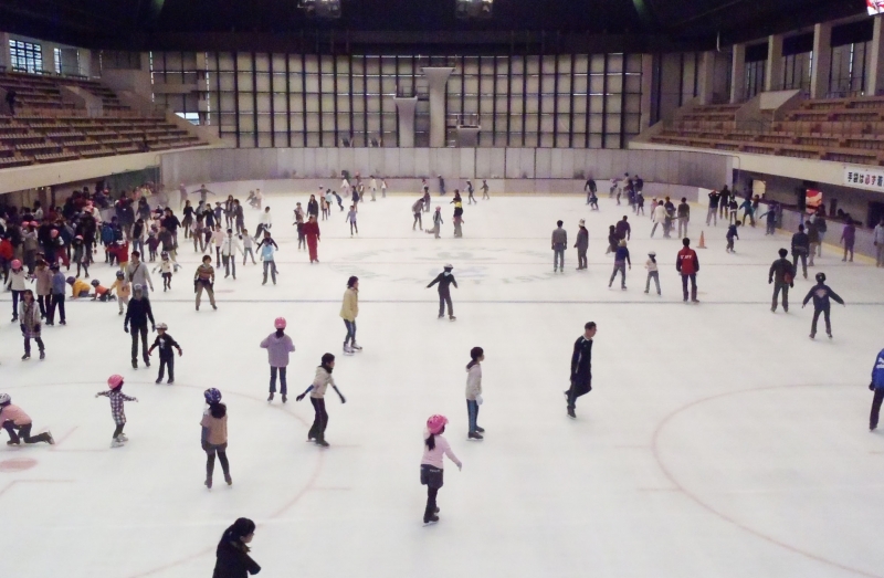 神戸市立ポートアイランドスポーツセンターでスケートリンクが営業開始　神戸市中央区 [画像]
