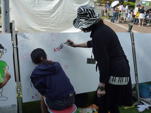 アーティストと子どもたちが交流「野外アートフェスティバル」　西宮市 [画像]