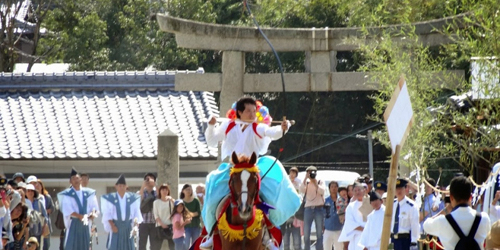馬上から的を射る「流鏑馬（やぶさめ）神事」実施　神戸市北区