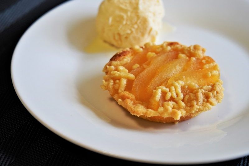 「りんごのタルトレット」をトースターで5分ほど温めてバニラアイスを添える