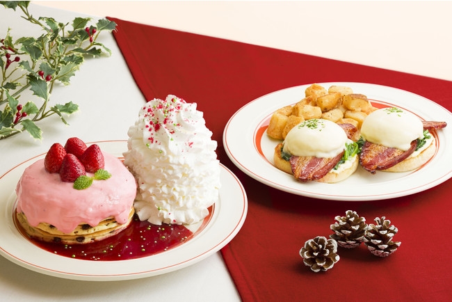 （左）『苺のクリスマスパンケーキ』・（右）『イベリコ豚のエッグスベネディクト』