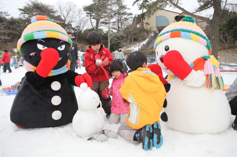 造雪開始の六甲山カンツリーハウス「雪あそび！体験コーナー」実施　神戸市灘区 [画像]