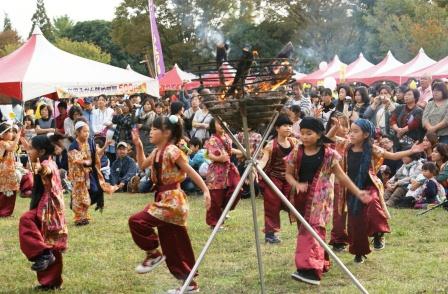 子ども古代生活体験や古代グッズを販売する古代村市場など「大中遺跡まつり」 加古郡播磨町 [画像]