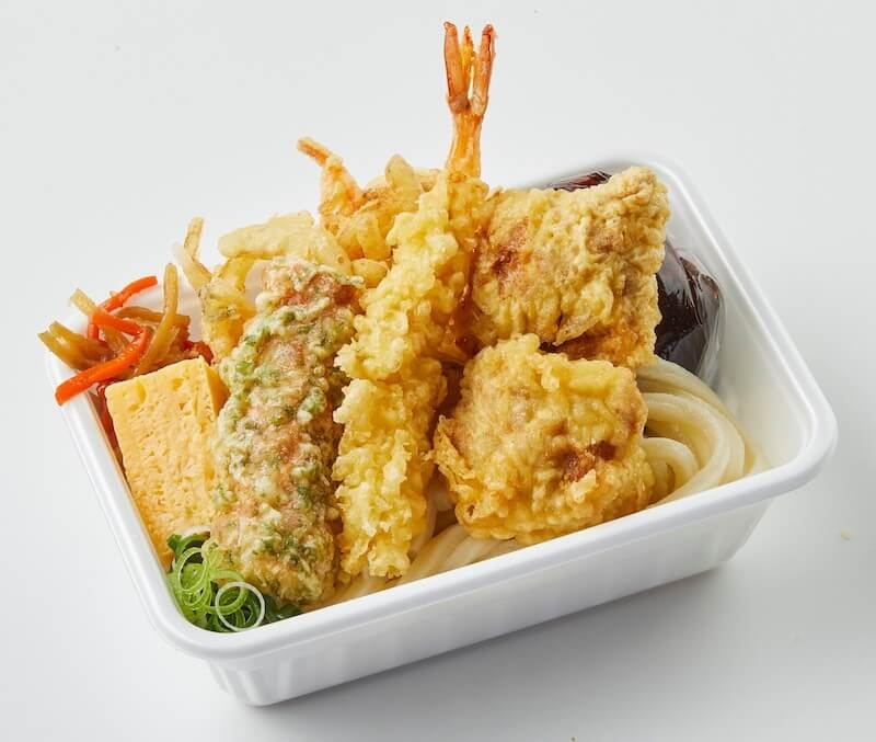 『4 種の天ぷらと定番おかずのうどん弁当』