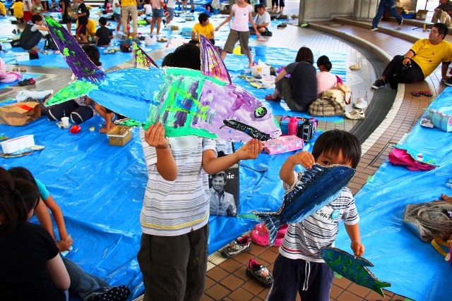 巨大な光るアクアリウムを作ろう「こべっこランド　de アート」　神戸市中央区 [画像]