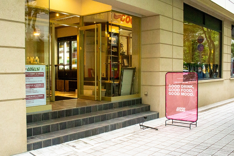 「三井住友銀行 神戸営業部」の東側に店を構えます