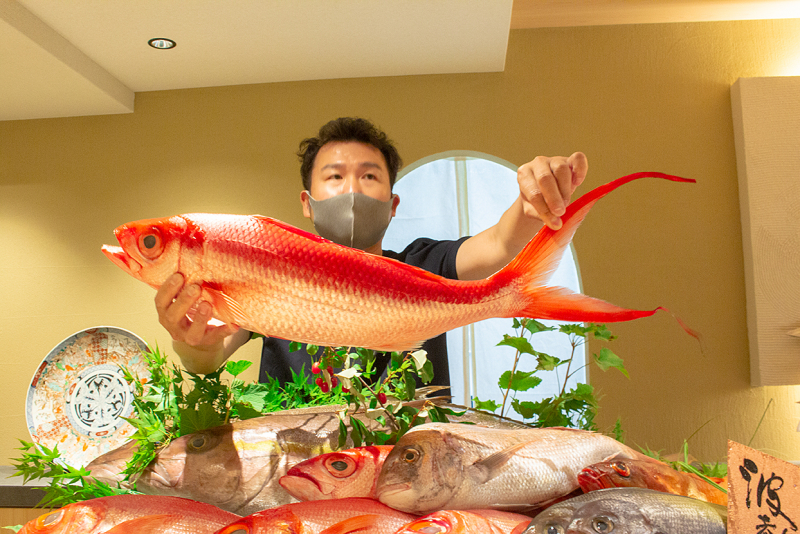 オーナーの山本さん。高級魚のオナガダイを見せてくれました