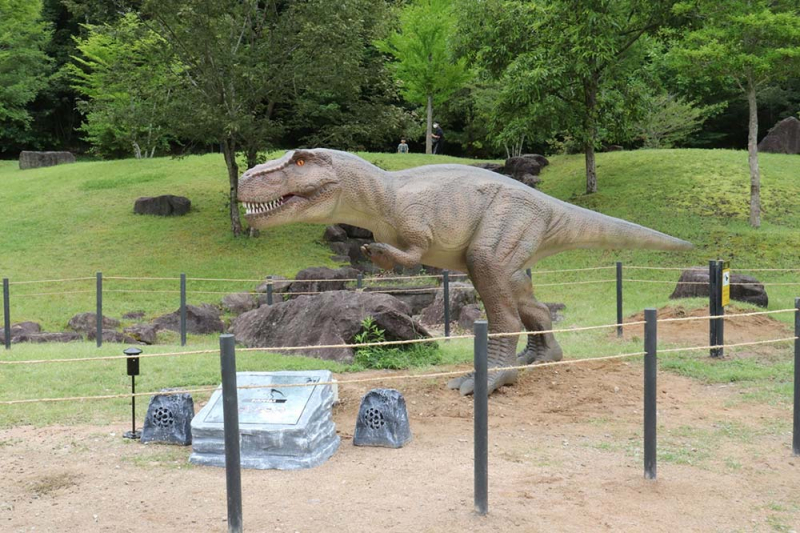兵庫県立丹波並木道中央公園に「動く恐竜」がやってきた [画像]