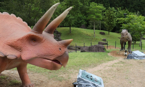 兵庫県立丹波並木道中央公園に「動く恐竜」がやってきた