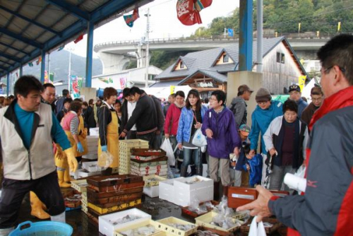 マグロの解体ショーや魚のつかみどり、遊覧船に乗船も「室乃津祭」　たつの市