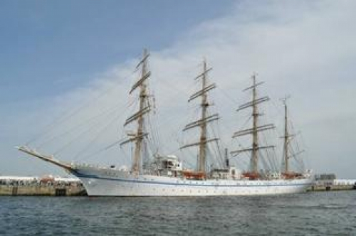 練習帆船「日本丸」が神戸港に寄港　神戸市中央区