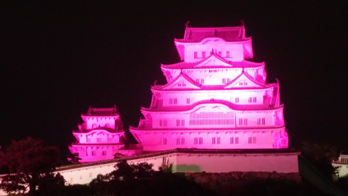 姫路城や周辺施設がピンク色にライトアップ