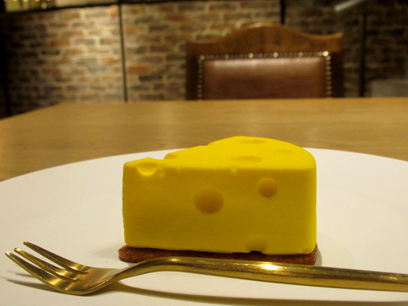 思わず笑顔に！穴あきチーズケーキ「チーズチーズ」