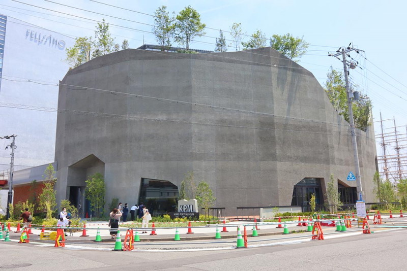 神戸ポートミュージアムの外観（2021年8月2日撮影）